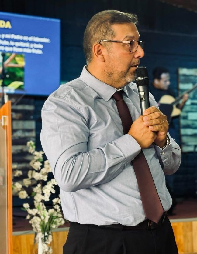 El pastor David Núñez A. predicando en el templo de Tiempo Nuevo